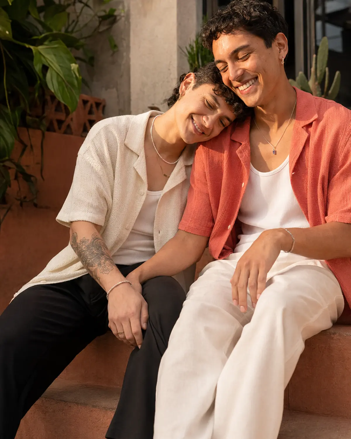 Pareja LGBTQ+ compartiendo un momento de cariño